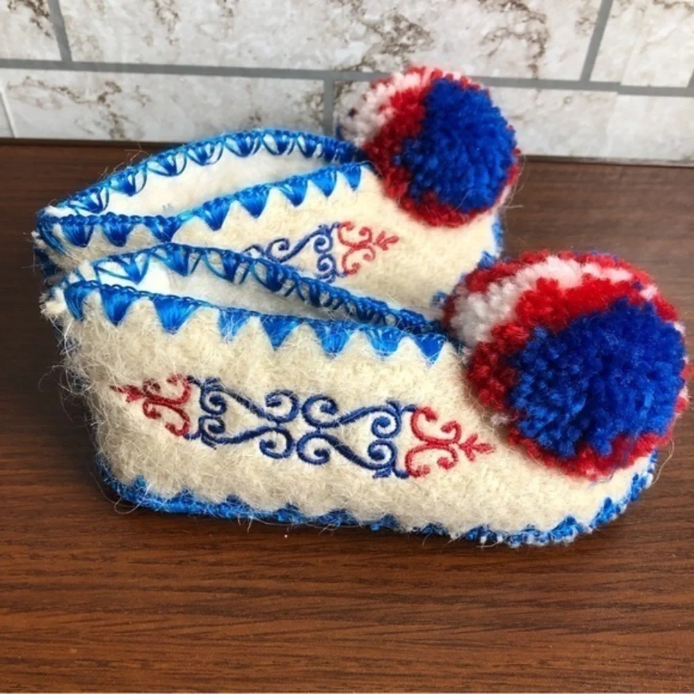 Minas‎ Greek handmade children’s Leather and wool slippers Pom-pom Size 3